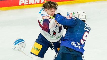 Eisbär Lean Bergmann (l.) und Leon Gawanke lassen die Fäuste fliegen.