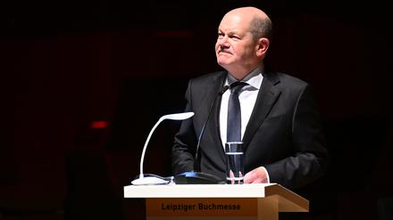 Bundeskanzler Olaf Scholz (SPD) redet bei der offiziellen Veranstaltung zur Eröffnung der Leipziger Buchmesse im Gewandhaus.