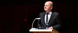 Bundeskanzler Olaf Scholz (SPD) redet bei der offiziellen Veranstaltung zur Eröffnung der Leipziger Buchmesse im Gewandhaus.