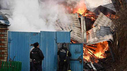 Nach einem Angriff kümmern sich Feuerwehrleute in Belgorod um den Brand eines Hauses.