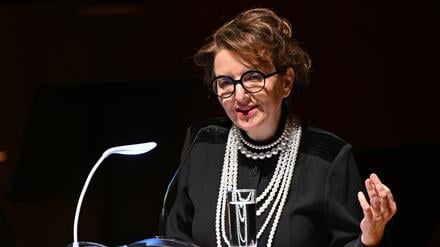 Die französisch-israelische Soziologin Eva Illouz hält die Laudatio für den Preisträger des Leipziger Buchpreises zur Europäischen Verständigung bei der offiziellen Veranstaltung zur Eröffnung der Leipziger Buchmesse im Gewandhaus.