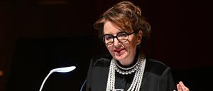 Die französisch-israelische Soziologin Eva Illouz hält die Laudatio für den Preisträger des Leipziger Buchpreises zur Europäischen Verständigung bei der offiziellen Veranstaltung zur Eröffnung der Leipziger Buchmesse im Gewandhaus.