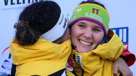 Lisa Buckwitz (r) und Vanessa Mark aus Deutschland jubeln nach dem Gewinn der Bobweltmeisterschaft.