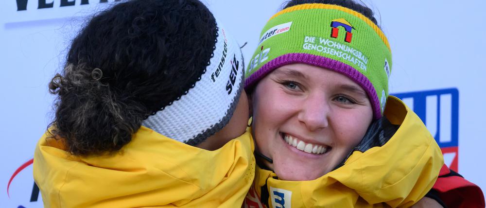 Lisa Buckwitz (r) und Vanessa Mark aus Deutschland jubeln nach dem Gewinn der Bobweltmeisterschaft.