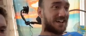 Der 29-jährige Noland Arbaugh ist in einem Video des Unternehmens Neuralink zu sehen, von seinem Kopf führt ein Kabel in einen Computer.