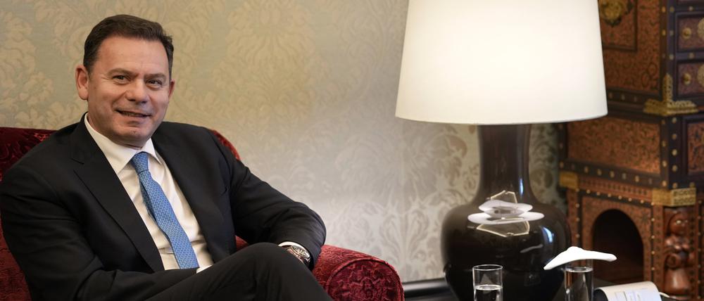 Luís Montenegro, Vorsitzender der Mitte-Rechts-Koalition der Demokratischen Allianz, wird vom portugiesischen Präsidenten de Sousa (nicht im Bild)  zu Konsultationen nach den Ergebnissen der portugiesischen Parlamentswahlen im Präsidentenpalast Belem in Lissabon empfangen.