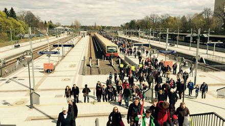 Endstation Olympiastadion: Hier halten nicht nur die regulären S-Bahnen, sondern auch die Sonderzüge an den vielen Sonderbahnsteigen, wenn mal wieder viel los ist - wie hier Hertha BSC.