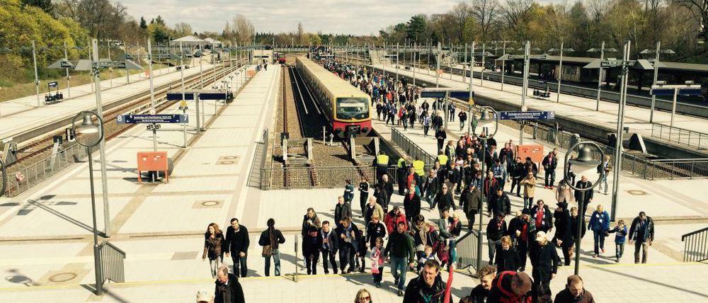 Endstation Olympiastadion: Hier halten nicht nur die regulären S-Bahnen, sondern auch die Sonderzüge an den vielen Sonderbahnsteigen, wenn mal wieder viel los ist - wie hier Hertha BSC.