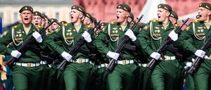 Russische Soldaten nehmen an einer Probe für die Militärparade zum Tag des Sieges teil (Archivbild).
