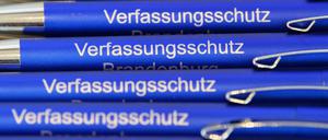 Der Landtag beriet am Donnerstag über eine Änderung des Verfassungsschutzgesetzes. Ein Frühwarnsystem zur Aufdeckung finanzieller Verstrickungen von Extremisten soll kommen.