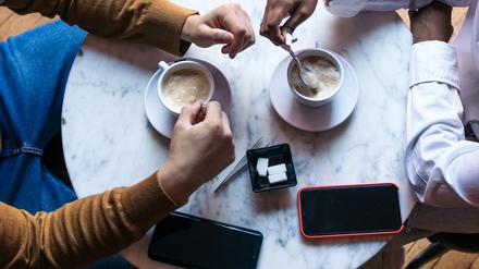 Ganz unter uns – oder doch ganz überwacht? Wer heute im Café mit Freunden über rosa Kühlschränke spricht und morgen dafür Werbung angezeigt bekommt, wundert sich jedenfalls.