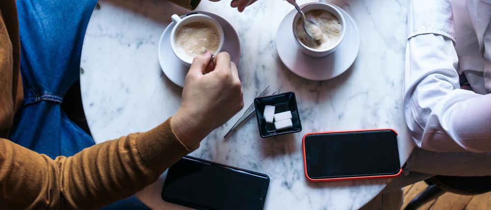Ganz unter uns – oder doch ganz überwacht? Wer heute im Café mit Freunden über rosa Kühlschränke spricht und morgen dafür Werbung angezeigt bekommt, wundert sich jedenfalls.