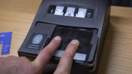Ein Gerät, um Fingerabdrücke zu nehmen.