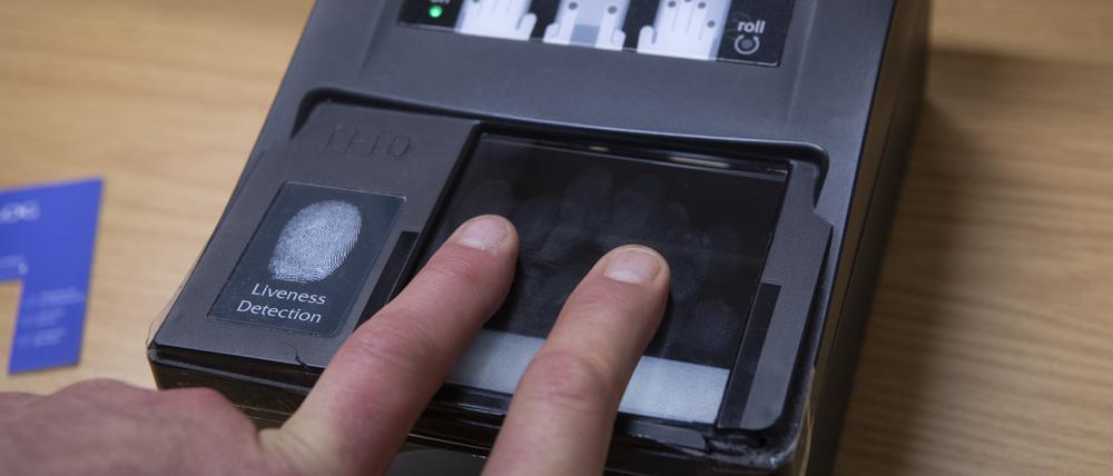 Ein Gerät, um Fingerabdrücke zu nehmen.
