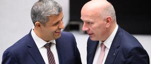 Raed Saleh (links), Berliner SPD-Fraktions- und Parteivorsitzender, und Kai Wegner (CDU), Regierender Bürgermeister von Berlin, unterhalten sich vor Beginn der Plenarsitzung des Berliner Abgeordnetenhauses. In der Aktuellen Stunde debattieren die Abgeordneten des Landesparlaments über den Internationalen Tag gegen Rassismus.