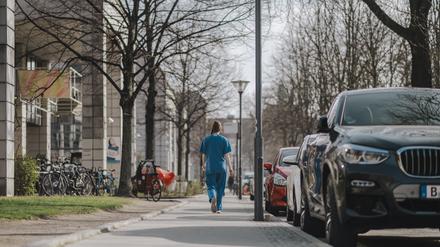 Eine Pflegekraft auf dem Charité-Campus Virchow-Klinikum in Berlin-Wedding.