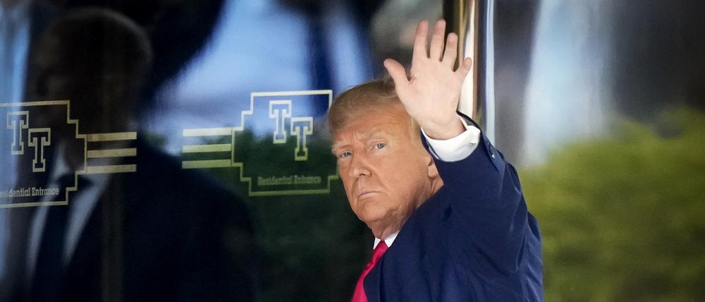 Donald Trump, ehemaliger Präsident der USA, winkt seinen Unterstützern zu, als er den Trump Tower in New York betritt,