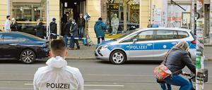 Für die Krimiserie "SOKO Potsdam" wird zur Zeit in einem Friseursalon in der Potsdamer Charlottenstrasse gedreht. SOKO Potsdam ist ein Potsdamer Ableger der SOKO-Reihe, welche seit 1978 in verschiedenen deutschen Städten gedreht wird. SOKO Potsdam wird seit März 2018 von der Firma Bantry Bay Productions GmbH produziert und hat die Aufklärung von Mordfällen in Potsdam und Umgebung zum Inhalt.