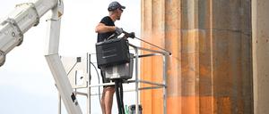 Reinigungsarbeiten nach einem Farbanschlag der Klimagruppe Letzte Generation auf das Brandenburger Tor. Rund sechs Monate nach der Aktion soll nun ein erster Prozess gegen Beteiligte beginnen.
