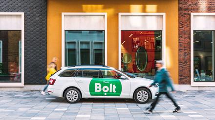 Bolt selbst besitzt keine Fahrzeuge, klebt aber Werbung auf Autos von Mietwagenfirmen.
