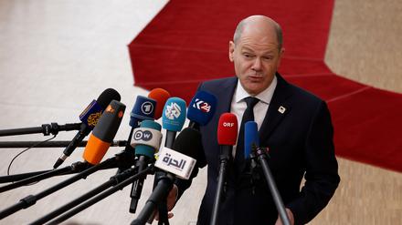 21.03.2024, Belgien, Brüssel: Olaf Scholz, Bundeskanzler von Deutschland, spricht mit den Medien bei seiner Ankunft zu einem EU-Gipfel, einem Treffen der Staats- und Regierungschefs der EU-Staaten. Foto: Omar Havana/AP/dpa +++ dpa-Bildfunk +++