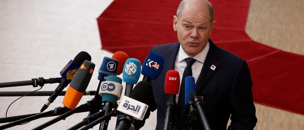 21.03.2024, Belgien, Brüssel: Olaf Scholz, Bundeskanzler von Deutschland, spricht mit den Medien bei seiner Ankunft zu einem EU-Gipfel, einem Treffen der Staats- und Regierungschefs der EU-Staaten. Foto: Omar Havana/AP/dpa +++ dpa-Bildfunk +++