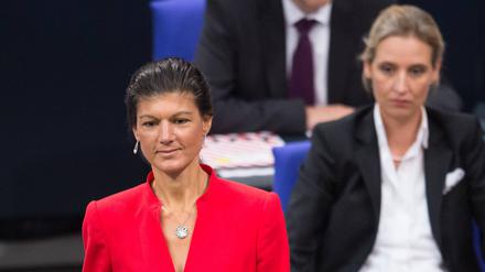 Sahra Wagenknecht geht an Alice Weidel von der AfD vorbei.  