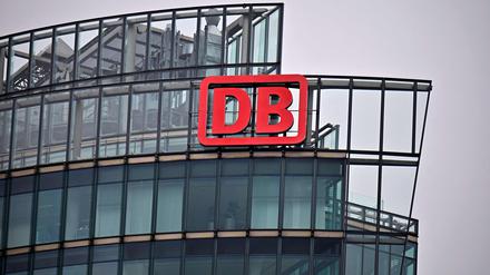 Das Logo der Deutschen Bahn am Hauptsitz des Unternehmens in Berlin.