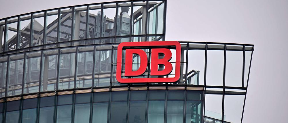 Das Logo der Deutschen Bahn am Hauptsitz des Unternehmens in Berlin.