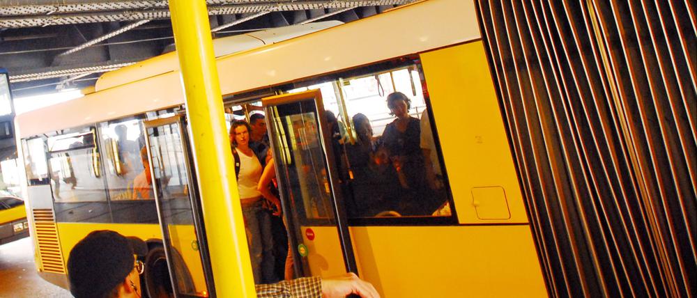 Haltestellen-Schild, das auf den Schienenersatzverkehr der BVG hinweist.