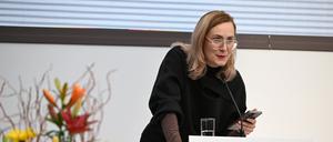Barbi Marković beim Ablesen ihrer Dankesrede, die sie vorher in der Kantine der Messe schrieb. 