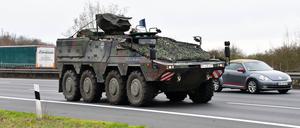 Ein GTK Boxer Radpanzer des Jägerbataillon 91 aus Rothenburg auf der Autobahn.