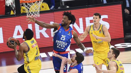 Alba Berlin und Sterling Brown (links) verpassten die Überraschung in Istanbul knapp. 