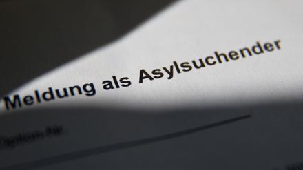 «Meldung als Asylsuchender» ist in der Zentralen Aufnahmeeinrichtung für Asylbewerber (ZAE) auf einer Meldebescheinigung für Asylsuchende zu lesen.