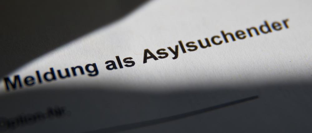 «Meldung als Asylsuchender» ist in der Zentralen Aufnahmeeinrichtung für Asylbewerber (ZAE) auf einer Meldebescheinigung für Asylsuchende zu lesen.