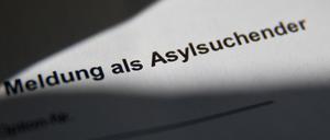 «Meldung als Asylsuchender» ist in der Zentralen Aufnahmeeinrichtung für Asylbewerber (ZAE) auf einer Meldebescheinigung für Asylsuchende zu lesen.