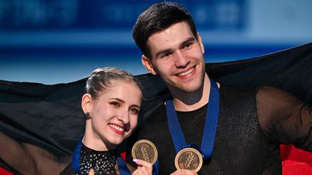 Freude über Bronze. Hase/Wolodin kletterten mit ihrer Kür noch von Platz 4 auf Platz 3.
