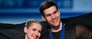 Freude über Bronze. Hase/Wolodin kletterten mit ihrer Kür noch von Platz 4 auf Platz 3.