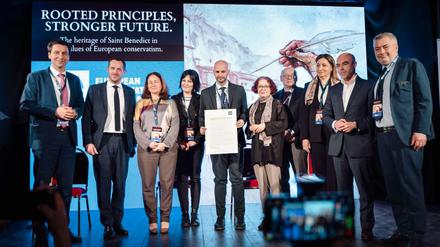 Die „Charta der konservativen Werte“: EKR-Abgeordnete nach der Unterzeichnung, in der Mitte der Ko-Fraktionsvorsitzende Nicola Procaccini.