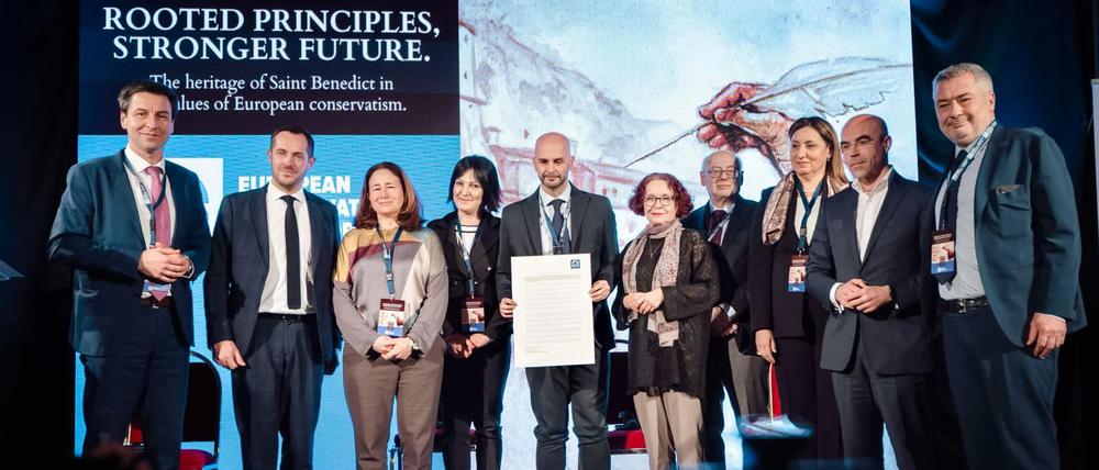 Die „Charta der konservativen Werte“: EKR-Abgeordnete nach der Unterzeichnung, in der Mitte der Ko-Fraktionsvorsitzende Nicola Procaccini.