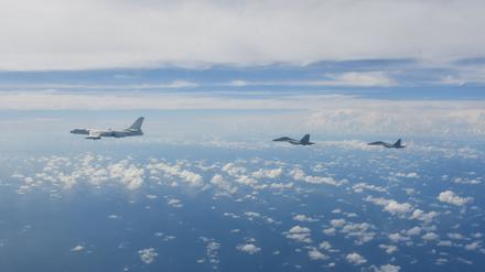 07.08.2022, China, Nanjing: Kampfflugzeuge des Ostkommandos der chinesischen Volksbefreiungsarmee (PLA) führen während gemeinsamer Kampfübungen um die Insel Taiwan Operationen durch. 