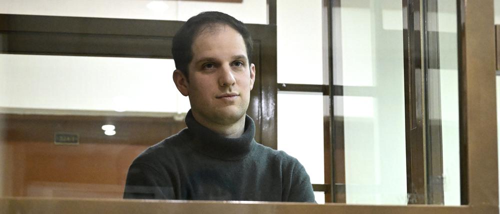 Dieses Bild vom 14. Dezember 2023 zeigt Evan Gershkovich, Reporter des Wall Street Journal, in einem Glaskäfig in einem Gerichtssaal des Moskauer Stadtgerichts.