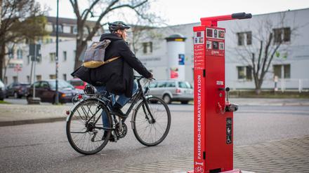 Eine neue Fahrrad-Reparaturstation auf der Berliner Straße. 