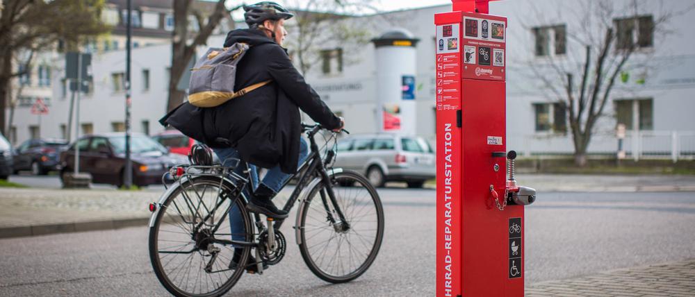 Eine neue Fahrrad-Reparaturstation auf der Berliner Straße. 