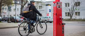 Eine neue Fahrrad-Reparaturstation auf der Berliner Straße. 