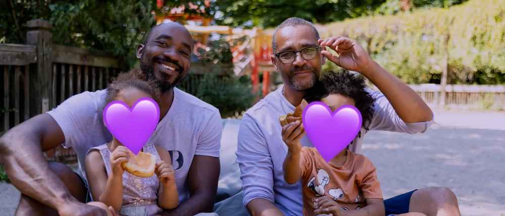 Endlich mal nicht der einzige Schwarze Papa auf dem Spielplatz sein: Aus diesem Grund heraus gründeten sich die „Black Dads Germany“. Seither treffen sich Schwarze Väter regelmäßig in verschiedenen deutschen Städten, organisieren Veranstaltungen für Kinder und Erwachsene. BDG-Gründer Andrew Fynecontry-de Bana (rechts) und Alain Missala (links)