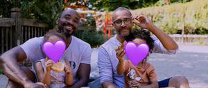 Endlich mal nicht der einzige Schwarze Papa auf dem Spielplatz sein: Aus diesem Grund heraus gründeten sich die „Black Dads Germany“. Seither treffen sich Schwarze Väter regelmäßig in verschiedenen deutschen Städten, organisieren Veranstaltungen für Kinder und Erwachsene. BDG-Gründer Andrew Fynecontry-de Bana (rechts) und Alain Missala (links)