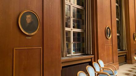 An den Wänden des BVV-Saals im Rathaus Schöneberg hängen elf Gemälde von Politikern.