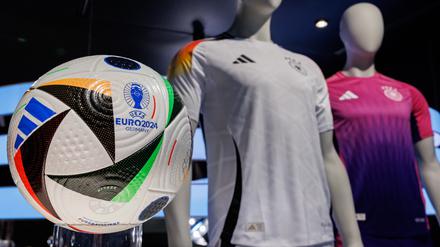 Die offiziellen Trikots der deutschen Fußball-Nationalmannschaft für die kommende Fußball-Europameisterschaft 2024 (Symbolbild).