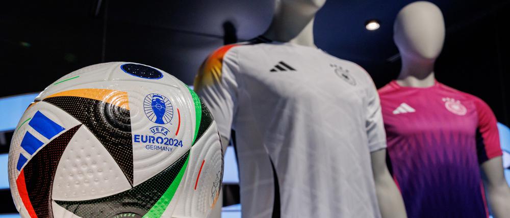 Die offiziellen Trikots der deutschen Fußball-Nationalmannschaft für die kommende Fußball-Europameisterschaft 2024 (Symbolbild).